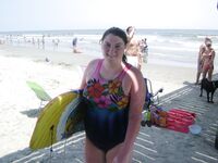 Chubby girlfriend spread her legs for strangers - Photo #4