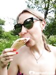 Kinky babe drips her juices on the icecream - Photo #5