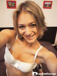 My friend's mom sent me these amazing selfies - Photo #1