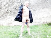 nat092 en string sous le manteau - Photo #6