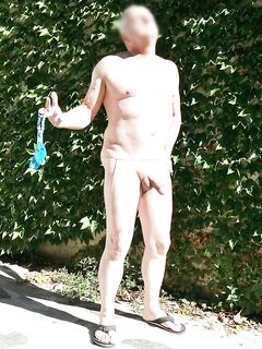 je joue la salope dans le jardin de mes amis