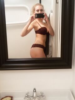 Blonde hottie knows how to take great selfies