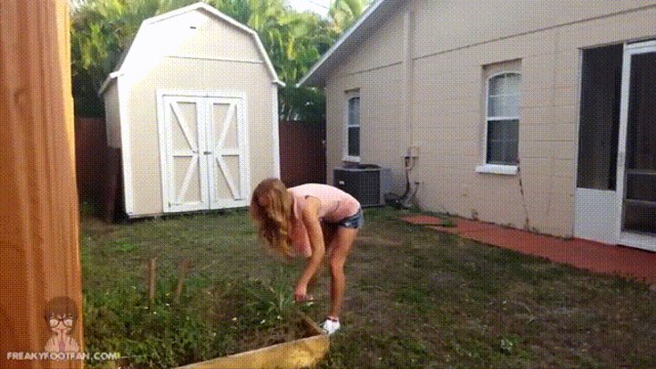 Freaky Foot Neighbor - Jenny Jett & TerraMizu - 720 WMV HD