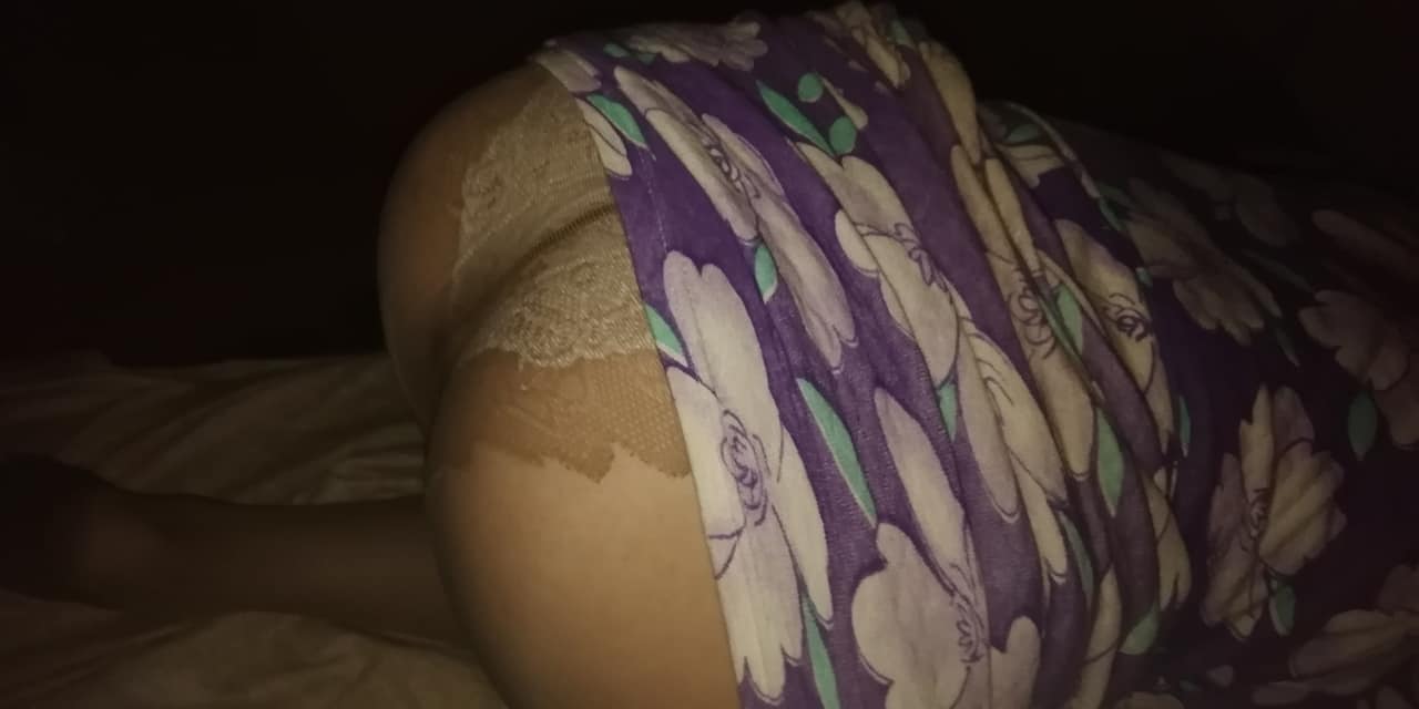 The maid washes the floors, bending over and lifting her ass up like a bitch
