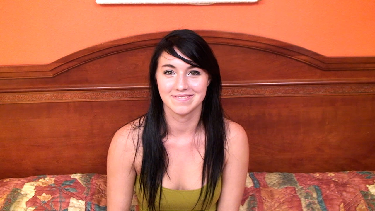 Teen gymnast suck a thick dick in amateur POV video